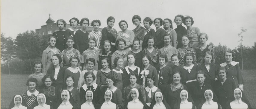 Photo d'une classe de jeunes filles avec des religieuses au premier rang.