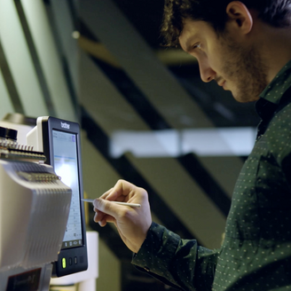 Un employé utilise un stylet sur un écran.