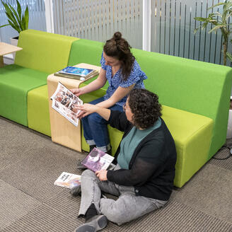 Deux femmes regardent des bandes dessinées.