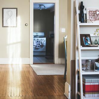 Intérieur d'un appartement ensoleillé.