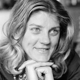 Portrait d'une femme souriante (Clémence DesRochers).