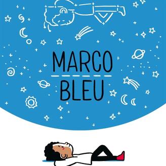 Un garçon couché par terre qui regarde une constellation ayant la même forme que lui.