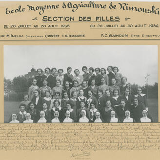 Photo d'une classe de jeunes filles avec des religieuses au premier rang.