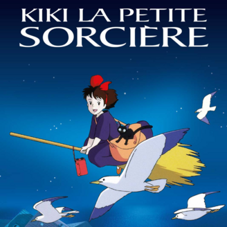 Une jeune sorcière, sourire aux lèvres, vole sur un balais avec son chat noir. Au sol, on voit une ville et la mer.
