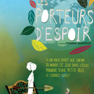 Dessin en couleur d'un garçon sans couleur (tout blanc), debout sur un banc, une pelle à la main, qui regard l'arbre que deviendra celui qu'il vient de planter