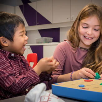 Deux enfants jouent avec du matériel de robotique pour les enfants.