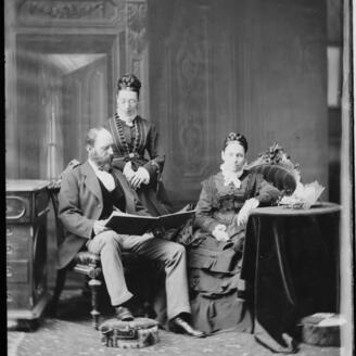 Ella Clarissa Eddy (assise) et ses parents.