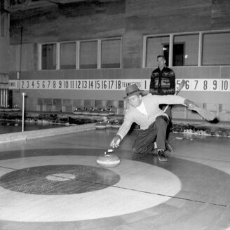 Photo noir et blanc d'un joueur de curling.