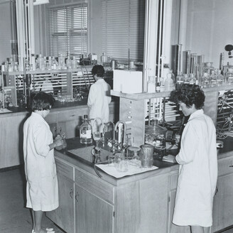 Trois femmes dans un laboratoire.