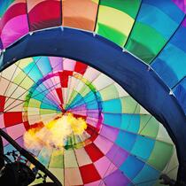 Montgolfière en vol, aux couleurs de l'arc-en-ciel de la fierté