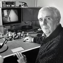 Arthur Lamothe pendant l'écoute d'une bobine de film.
