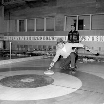 Photo noir et blanc d'un joueur de curling.
